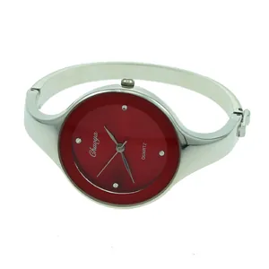 Dettaglio di un orologio a bracciale al quarzo argento da donna con quadrante rosso
