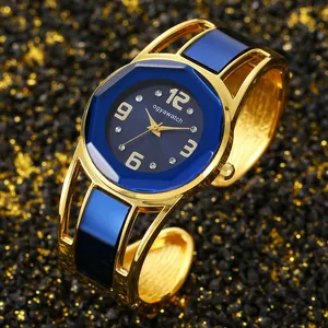 Dettaglio ravvicinato dell'elegante orologio a bracciale Ogyawatch blu e oro con cristalli