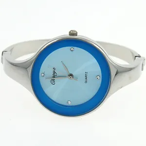 Vista dettagliata di un orologio a bracciale argento con quadrante azzurro e cristalli