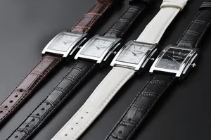 Dettaglio di quattro orologi maschili con cinturino in pelle quadrata e trama
