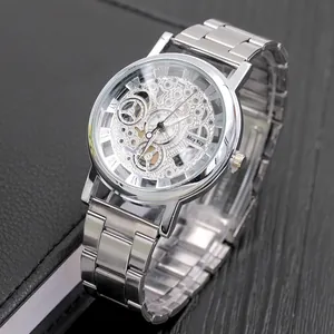 Detailaufnahme einer Herren-Skelett-Quarzuhr in Silber mit Metallarmband