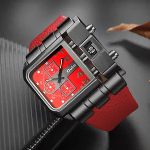 Macro dettagliata dell'orologio di stile militare Oulm con cinturino in pelle rossa vivace