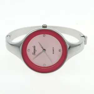 Dettaglio di un elegante orologio da polso al quarzo in argento con quadrante rosa
