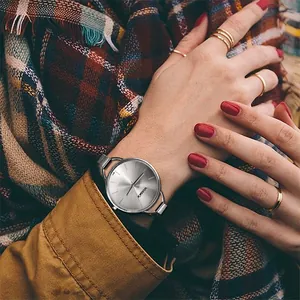 Orologio elegante da donna con cinturino a maglia argento e quadrante a raggiera