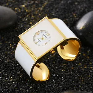Primo piano di un elegante orologio da polso a bracciale quadrato dorato e bianco