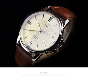 Primo piano dell'orologio da uomo minimalista Yazole con cinturino in pelle marrone.
