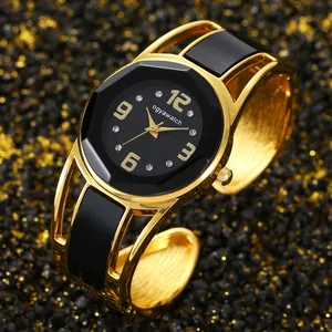Dettaglio ravvicinato dell'orologio rigido Ogyawatch in oro e smalto nero con quadrante ottagonale