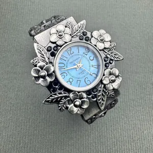 Elegante Vintage-Armreif-Uhr mit Blumengravur in Silber für Damen mit hellblauem Zifferblatt