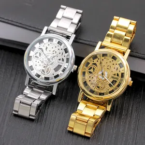 Detailansicht goldene und silberne Skelett-Quarzuhren mit Metallgliederarmbändern