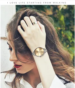 Donna elegante che indossa un orologio a maglia d'argento con un quadrante dorato
