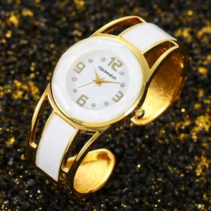 Dettaglio ravvicinato di un elegante orologio a cerchio dorato con inserti bianchi