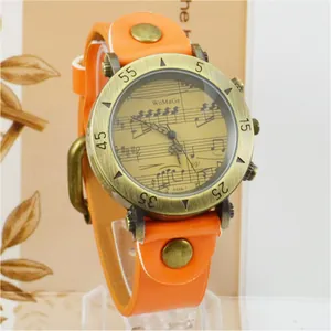 Vista dettagliata dell'orologio moda WoMaGe con note musicali e vivace cinturino arancione