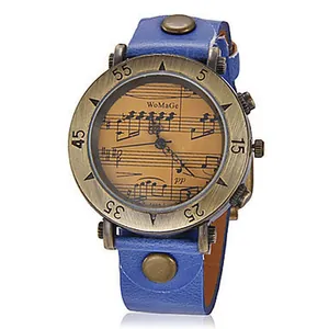Dettaglio dell'orologio WoMaGe con quadrante a spartito musicale e cinturino blu.