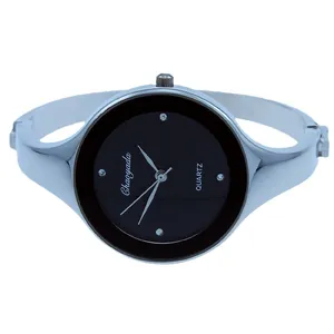 Elegante orologio rigido al quarzo da donna color argento con quadrante nero minimalista.
