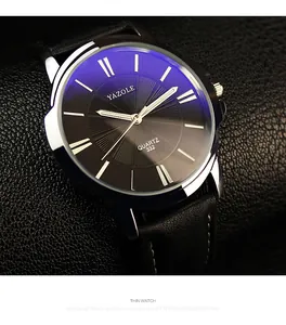Dettaglio di un orologio da uomo minimalista Yazole con cinturino in pelle nera lucida