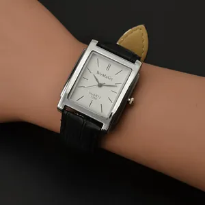Vista dettagliata del classico orologio quadrato WoMaGe con cinturino in pelle nera al polso.