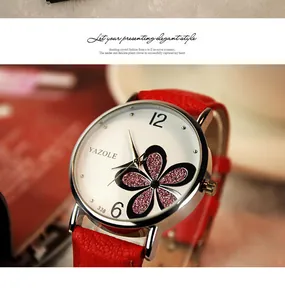 Macro dettaglio di un elegante orologio da donna con cinturino rosso e quadrante a trifoglio