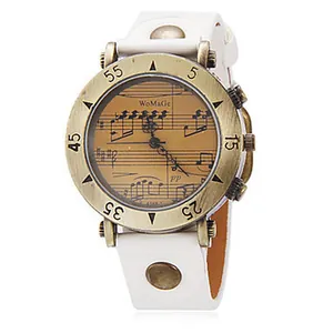 Vista dettagliata dell'orologio WoMaGe con quadrante a note musicali e cinturino bianco