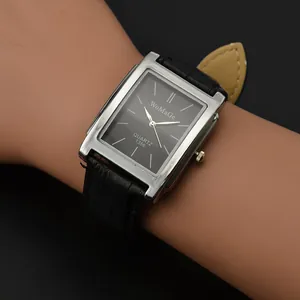 Primo piano dell'orologio al quarzo quadrato Womage da uomo con cinturino in pelle nera al polso.