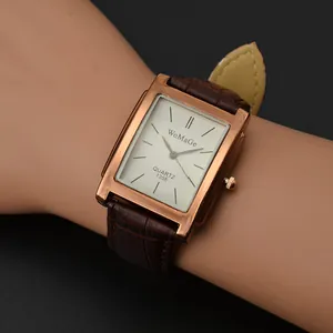Primo piano dell'orologio classico quadrato da uomo WoMaGe con cinturino in pelle marrone
