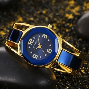 Macro dell'orologio a bracciale Ogyawatch blu e oro su pietre nere levigate di lusso