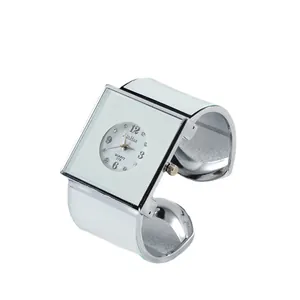Elegante orologio da donna con quadrante quadrato e cinturino a polsino aperto argento.