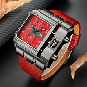 Dettaglio dell'orologio militare Oulm con quadrante rosso quadrato e cassa in metallo.