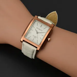 Dettaglio dell'orologio rettangolare WoMaGe da uomo con cassa oro rosa e cinturino bianco
