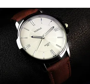 Primo piano dell'orologio al quarzo YAZOLE con cinturino in pelle marrone e quadrante argento
