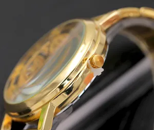 Detailansicht einer goldenen Skelett-Quarzuhr mit Fokus auf Krone und Metallgehäuse