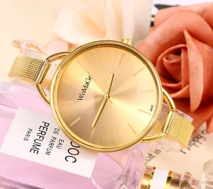 Vista dettagliata di un elegante orologio da donna dorato con cinturino a maglia e quadrante