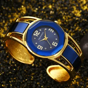 Dettaglio dell'orologio a bracciale Ogyawatch oro con quadrante blu e strass