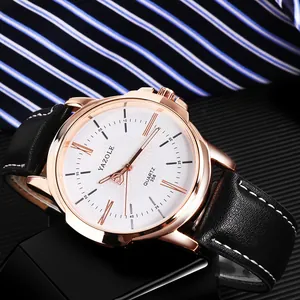 Detalle del reloj de cuarzo YAZOLE para hombre con caja de oro rosa y correa de cuero negro