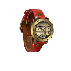 Elegante orologio WoMaGe con note musicali e cinturino in pelle rossa e oro