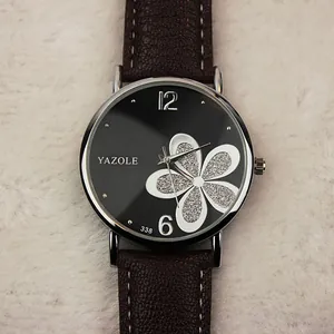 Elegante orologio al quarzo da donna con quadrante a fiori neri e cinturino in pelle marrone