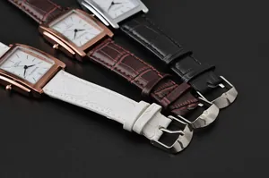 Dettaglio degli orologi quadrati classici WoMaGe da uomo con cinturini in pelle goffrata chic
