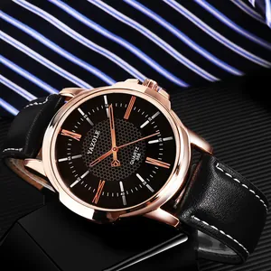 Detalle del reloj de cuarzo Yazole para hombre con esfera negra y caja de color oro rosa