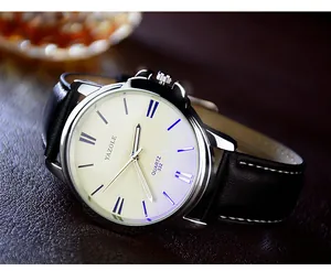 Primo piano dell'orologio da polso YAZOLE con cinturino in pelle nera e numeri romani