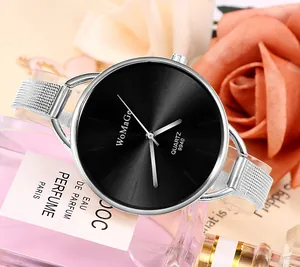 Vista dettagliata di un elegante orologio da donna con quadrante nero e cinturino