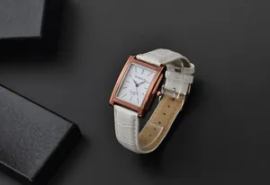 Primo piano dell'orologio da uomo quadrato Womage con cinturino in pelle di coccodrillo