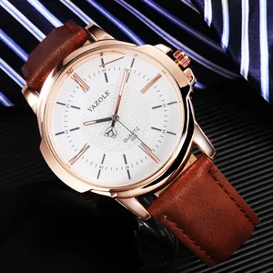 Detalle del reloj de cuarzo Yazole para hombre con caja de oro rosa y correa de cuero marrón