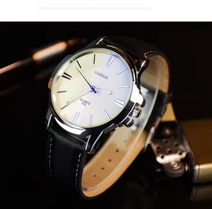 Dettaglio di un orologio da uomo minimalista con quadrante bianco e cinturino nero.