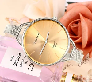Primo piano dell'orologio WoMaGe da donna con quadrante dorato e cinturino in maglia