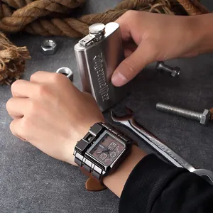 Dettaglio stile industriale dell'orologio militare quadrato Oulm da uomo con pelle