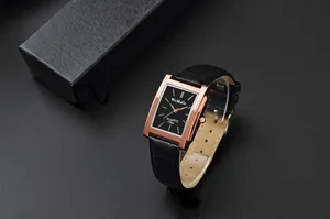 Dettaglio dell'orologio da uomo WoMaGe classico quadrato con cinturino in pelle.