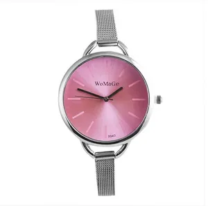 Dettaglio orologio da donna con cinturino a maglia e quadrante rosa acceso