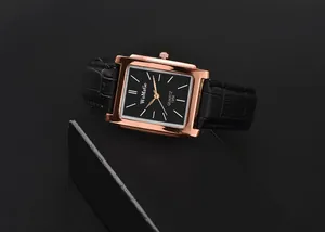 Elegante orologio da polso uomo in oro rosa con cassa quadrata e cinturino in pelle.