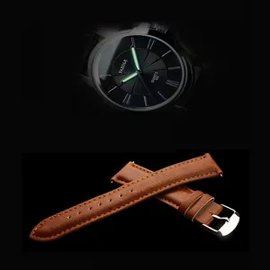 Vista dettagliata dell'orologio da uomo Yazole con lancette luminose e cinturino in pelle.