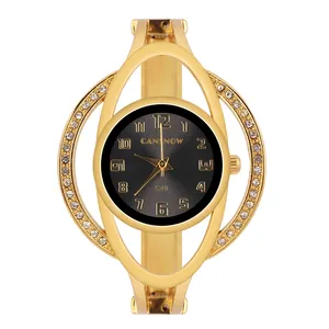 Dettaglio dell'elegante orologio da donna a bracciale dorato con strass e quadrante nero