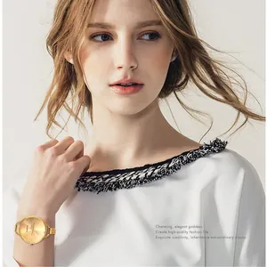 Orologio al quarzo dorato da donna con quadrante minimalista e cinturino in maglia